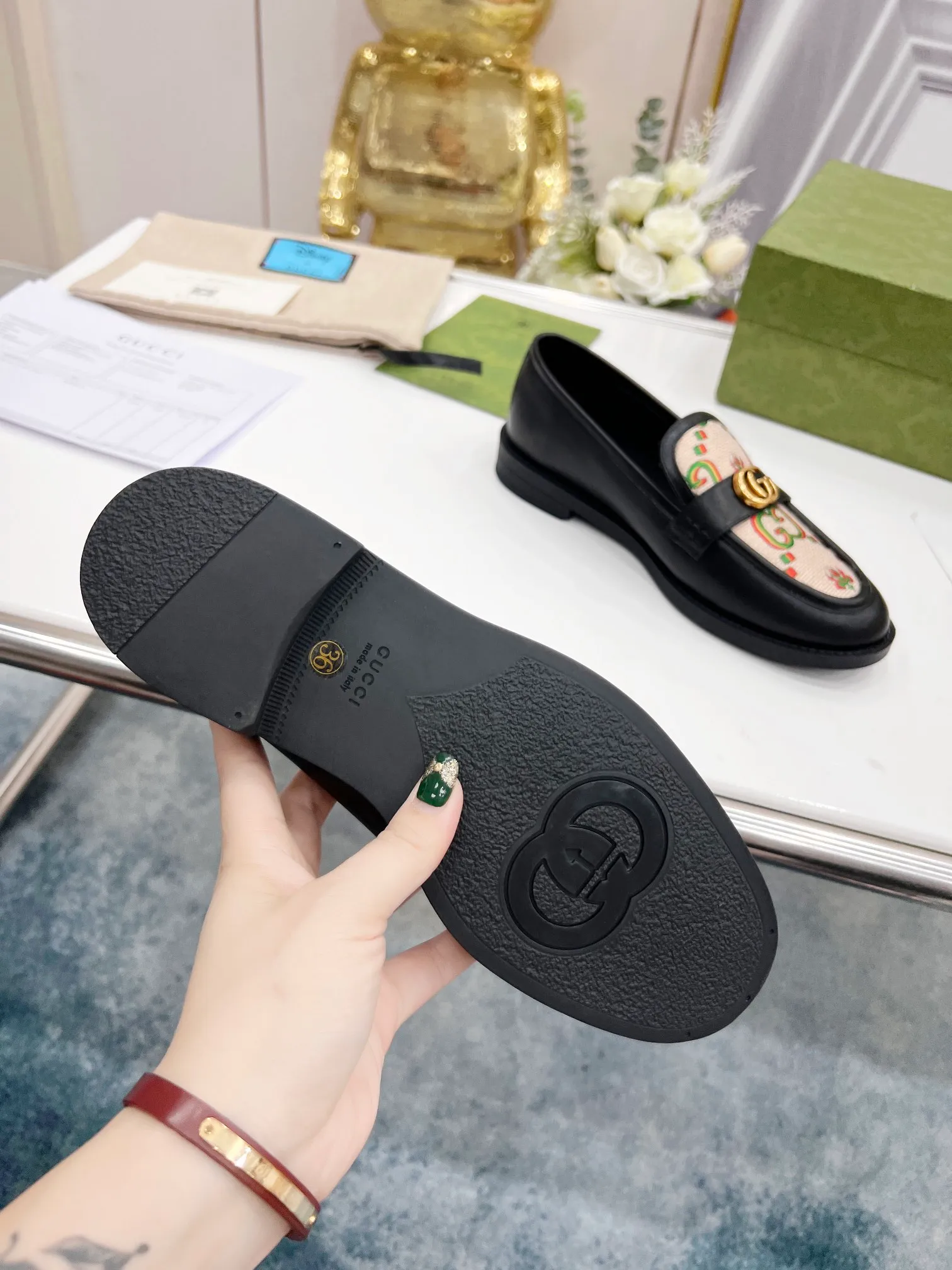 👟👟Ex-factory price 440👟👟 2022 new G family classic design loafers, made of V-shaped quilted effect leather, double G monogram evolved from Gucci, calf leather, mixed sheepskin lining, heel height 1.5 cm, original molded wear-resistant Tpu outsole. Code number 35-42,